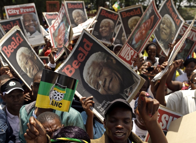 People queue to catch a bus for the viewing of former South African president Nelson Mandela’s body in Pretoria, South Africa, Wednesday.   AP-Yonhap News