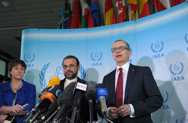 International Atomic Energy Agency Deputy Director General Tero Varjoranta (right) and Iran’s Ambassador to the IAEA Reza Najafi (second from right) attend a press conference in Vienna on Wednesday.
Xinhua-Yonhap News
