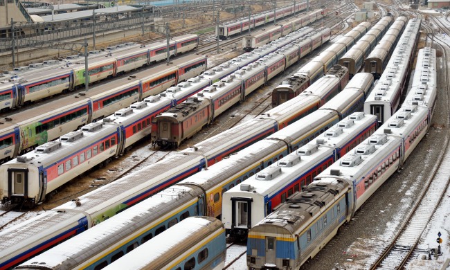 Trains remain idle at Susaek Station on the Gyeongui Line connecting Seoul and Paju, Thursday, due to an ongoing strike by rail workers.   Kim Myung-sub/The Korea Herald