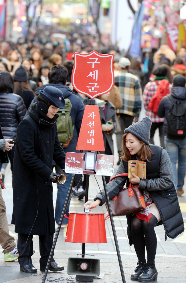The Salvation Army stages a fund-raising campaign with its signature collection kettle in Myeong-dong, central Seoul, on Thursday.   Ahn Hoon/ The Korea Herald