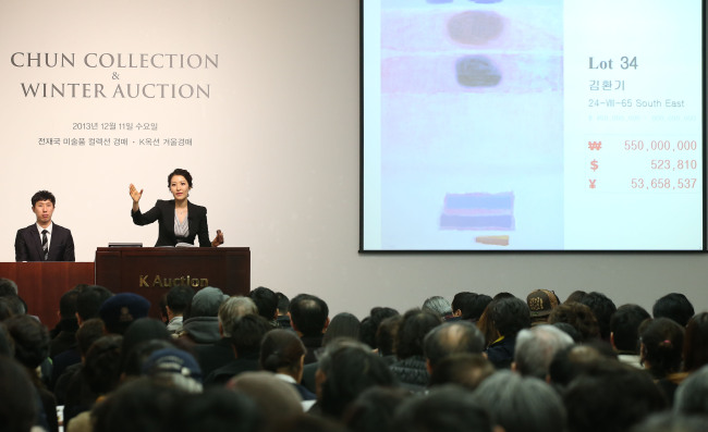 K Auction conducts an auction for the confiscated art collection of the family of former President Chun Doo-hwan on Wednesday in Seoul.   Yonhap News