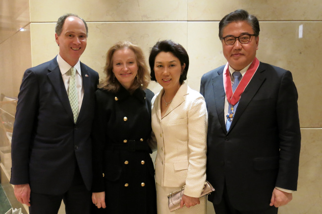 This photo provided by the British Embassy shows Park Jin (right), former lawmaker and co-president of the Korea Britain Society, after receiving the Honorary Commander of the Most Excellent Order of the British Empire medal in Seoul on Wednesday. From left are: British Ambassador Scott Wightman; wife Anne Wightman; Cho Yoon-hee, wife of Park Jin; and Park.   Yonhap News
