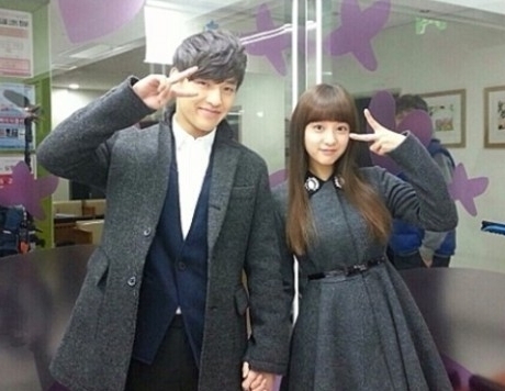 강하늘(좌부터/김하늘/영화배우),김지원(탤런트/영화배우)
배우 김지원과 강하늘의 커플 인증샷이 눈길을 끌고 있다.