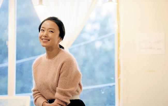 전도연(영화배우)
‘깐느의 여왕’ ‘연기파 배우’ 전도연(40)을 따라다니는 수식어들은 더 없이 화려하지만 그녀는 아직도 자기 확신을 갖기 위해 애쓴다고 말한다.
