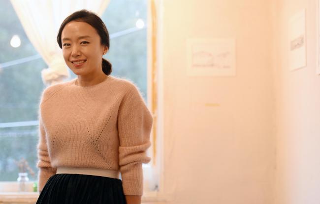 전도연(영화배우)
‘깐느의 여왕’ ‘연기파 배우’ 전도연(40)을 따라다니는 수식어들은 더 없이 화려하지만 그녀는 아직도 자기 확신을 갖기 위해 애쓴다고 말한다.