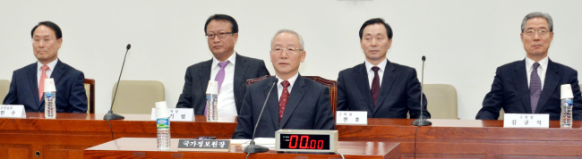 The special parliamentary committee for reforming the spy agency is briefed by National Intelligence Service chief Nam Jae-Joo (front row) on the agency’s reform plans on Thursday. (Park Hyun-koo/The Korea Herald)