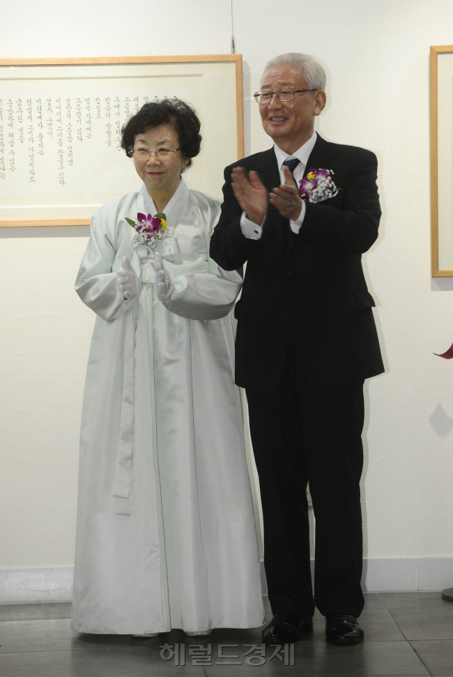 전시장을 찾은 임천 이화자(왼쪽)와 이임수 전 대법관