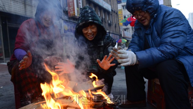 매서운 한파가 이어지고 있다. 13일 새벽부터 장사를 준비하던 서울 염천동 중림시장 상인들이 일손을 잠시 놓고 불을 쬐며 이야기를 나누고 있다. 박해묵 기자/mook@heraldcorp.com
매서운 한파가 이어지고 있다. 13일 새벽부터 장사를 준비하던 서울 염천동 중림시장 상인들이 일손을 잠시 놓고 불을 쬐며 이야기를 나누고 있다. 박해묵 기자/mook@heraldcorp.com