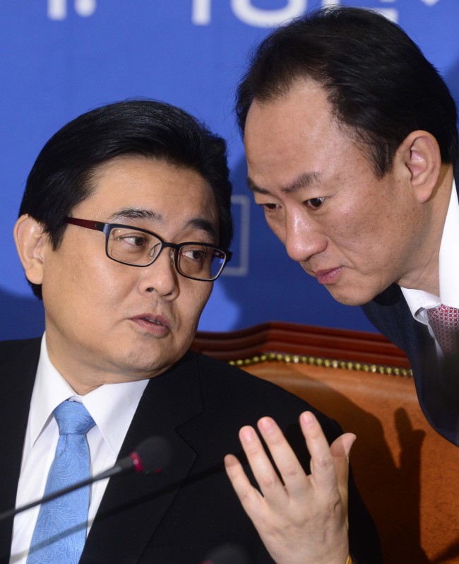 전병헌 민주당 원내대표가 13일 오전 국회 당대표회의실에서 열린 최고위원회의에서 당직자와 이야기를 나누고 있다. 박해묵 기자/mook@heraldcorp.com