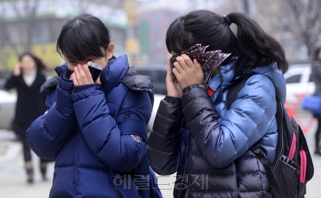 연일 중국발 미세먼지로 인해 온도시가 뿌옇다. 5일 오전 서울 미근동 미근초등학교 학생들이 마스크와 입을 가린채 등교를 서두르고 있다. 박해묵 기자/mook@heraldcorp.com