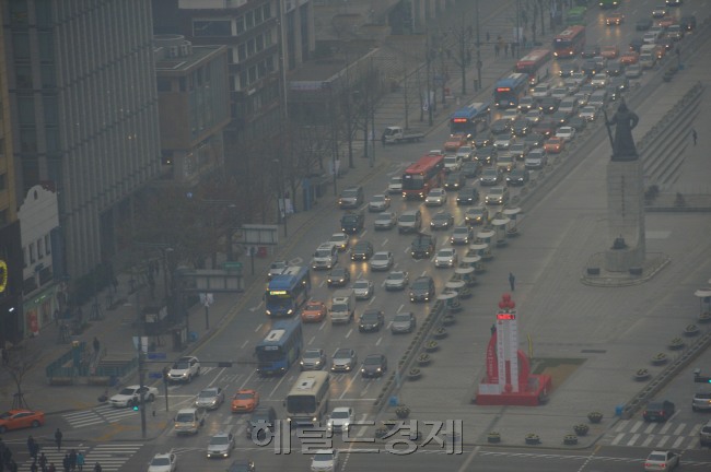 중국발 스모그에 따라 닷새째 미세먼지 농도가 심각한 수준에 이르고 있는 가운데 광화문 네거리에서 차량들이 헤드라이트를 켜고 다니고 있다.<br />김명섭 기자 msiron@heraldcorp.com
중국발 스모그에 따라 닷새째 미세먼지 농도가 심각한 수준에 이르고 있는 가운데 광화문 네거리에서 차량들이 헤드라이트를 켜고 다니고 있다.
김명섭 기자 msiron@heraldcorp.com
중국발 스모그에 따라 닷새째 미세먼지 농도가 심각한 수준에 이르고 있는 가운데 광화문 네거리에서 차량들이 헤드라이트를 켜고 다니고 있다.
김명섭 기자 msiron@heraldcorp.com