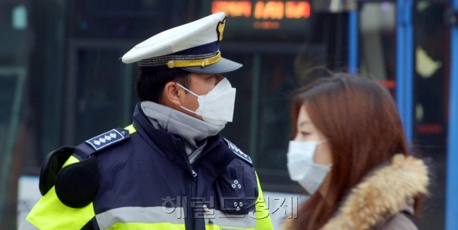 중국발 스모그에 따라 닷새째 미세먼지 농도가 심각한 수준에 이르고 있는 가운데 광화문 네거리에서 경찰관이 마스크를 쓰고 근무를 하고 있다.<br />김명섭 기자 msiron@heraldcorp.com
중국발 스모그에 따라 닷새째 미세먼지 농도가 심각한 수준에 이르고 있는 가운데 광화문 네거리에서 경찰관이 마스크를 쓰고 근무를 하고 있다.
김명섭 기자 msiron@heraldcorp.com
중국발 스모그에 따라 닷새째 미세먼지 농도가 심각한 수준에 이르고 있는 가운데 광화문 네거리에서 경찰관이 마스크를 쓰고 근무를 하고 있다.
김명섭 기자 msiron@heraldcorp.com