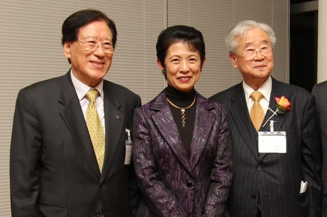 Pyeongtaek University president Cho Ki-hung (right) poses with Princess Hisako of Japan (center) and Shin Chung-ha, president of YFU International Korea, during the award ceremony in Tokyo on Monday.   YFU International Korea