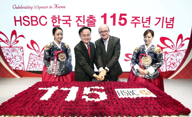HSBC Korea president Martin Tricaud (third from left) and HSBC Korea Sports and Social Club chairman Kim Dong-jin (second from left) attend the cake-cutting ceremony at the bank’s 115th anniversary celebration in Seoul, Thursday.  HSBC Korea