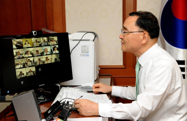 Prime Minister Chung Hong-won in Seoul hosts a monthly video conference with employees at the Prime Minister’s Office in Sejong City in September.  PMO