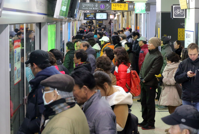 A subway platform at Jongno 3-ga Station in Seoul is crowded with passengers waiting for delayed trains on Friday. (Yonhap News)