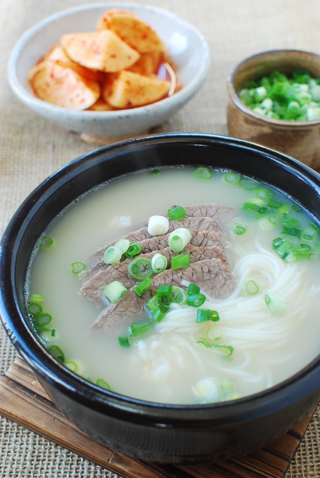 Seolleongtang (beef bone soup) (Korean Bapsang)