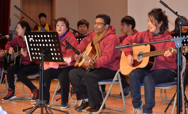 Migrant workers and their families take part in a year-end celebration arranged by Seong-dong Ward Office on Sunday.   Lee Sang-sub/The Korea Herald