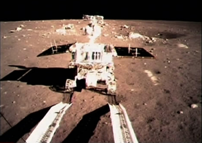 A video grab shows China’s first moon rover, Yutu, or Jade Rabbit, separating from Chang’e-3 moon lander early Sunday.   Xinhua-Yonhap News