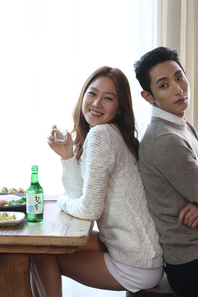 공효진(좌부터/영화배우/탤런트),이수혁(이혁수/모델/탤런트)
하이트진로는 소주 ‘참이슬’ 광고 모델로 영화배우 공효진을 선정했다고 16일 밝혔다.