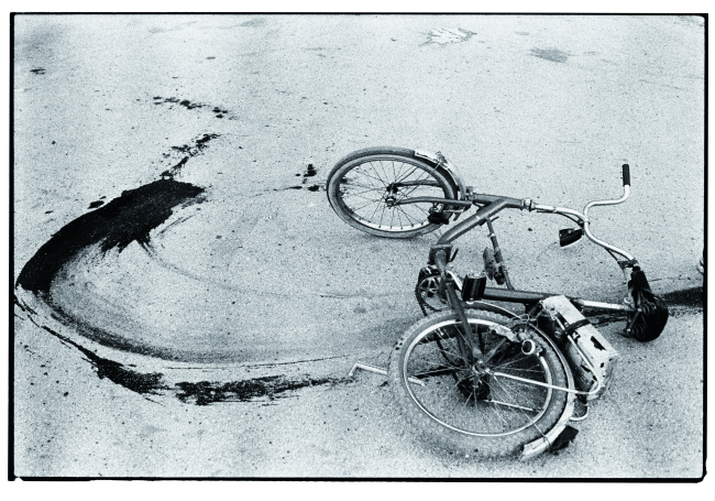 Annie Leibovitz, Sarajevo: Fallen bicycle of teenage boy just killed by a sniper, 1994
　ⓒ Annie Leibovitz from A Photographer’s Life 1990?2005, Courtesy of Vanity Fair
　