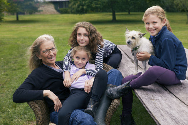 Annie Leibovitz at home with her children Samuelle, Sarah and Susan (with their dog, Lola), Rhinebeck, New York, 2012, Photograph by Nick Rogers
　ⓒ Annie Leibovitz