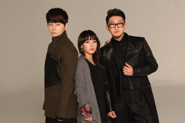 권순일(좌부터/가수/음악PD/어반자카파),조현아(가수/음악PD/어반자카파),조현아(가수/음악PD/어반자카파)
온전히 음악으로만 자립할 수 있다는 것은 뮤지션들에겐 축복이다.
정규 3집 ‘03’을 발매한 혼성 그룹 어반자카파. 왼쪽부터 멤버 권순일, 조현아, 박용인. [사진제공=플럭서스뮤직]
정규 3집 ‘03’을 발매한 혼성 그룹 어반자카파. 왼쪽부터 멤버 권순일, 조현아, 박용인. [사진제공=플럭서스뮤직]