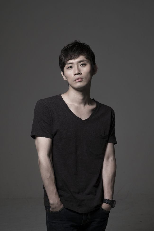 이현욱(가수/작곡가)
싱어송라이터 이현욱이 프로젝트팀 ‘멜로디(Melo-D)’를 결성하고 첫 싱글 ‘내 품에’를 발표했다.