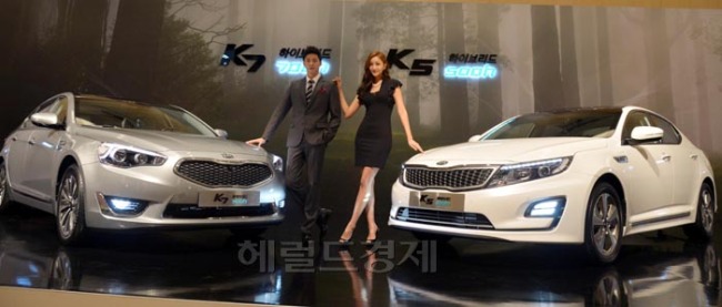 기아자동차는 16일 서울 양재동 더케이 서울호텔에서 K7, K5 보도발표회를 갖고 본격 출시했다. 700h로 명명된 K7하이브리드는 16.0km/l 의 연비, 최고 출력 159마력, 최대토크 21,0kg.m의 전용 세타 II 2.4MPI 엔진과 35kw의 전기모터를 장착했다. 가격은 럭셔리 3,440만원 프레스티지 3,595만원이다. 500h로 명명된 K5 하이브리는 16.8km/l 의 연비, 최고출력 150마력, 최대토크 18.3kg.m의 하이브리드 전용누우 2.0MPI엔진과 35kw의 전기모터를 장착했다. 가격은 럭셔리 2,893만원, 프레스티지 3,025만원, 노블레스 3,210만원이다.