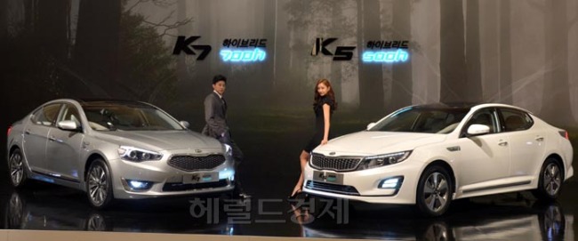 기아자동차는 16일 서울 양재동 더케이 서울호텔에서 K7, K5 보도발표회를 갖고 본격 출시했다. 700h로 명명된 K7하이브리드는 16.0km/l 의 연비, 최고 출력 159마력, 최대토크 21,0kg.m의 전용 세타 II 2.4MPI 엔진과 35kw의 전기모터를 장착했다. 가격은 럭셔리 3,440만원 프레스티지 3,595만원이다. 500h로 명명된 K5 하이브리는 16.8km/l 의 연비, 최고출력 150마력, 최대토크 18.3kg.m의 하이브리드 전용누우 2.0MPI엔진과 35kw의 전기모터를 장착했다. 가격은 럭셔리 2,893만원, 프레스티지 3,025만원, 노블레스 3,210만원이다.