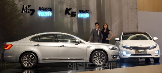 기아자동차는 16일 서울 양재동 더케이 서울호텔에서 K7, K5 보도발표회를 갖고 본격 출시했다. 700h로 명명된 K7하이브리드는 16.0km/l 의 연비, 최고 출력 159마력, 최대토크 21,0kg.m의 전용 세타 II 2.4MPI 엔진과 35kw의 전기모터를 장착했다. 가격은 럭셔리 3,440만원 프레스티지 3,595만원이다. 500h로 명명된 K5 하이브리는 16.8km/l 의 연비, 최고출력 150마력, 최대토크 18.3kg.m의 하이브리드 전용누우 2.0MPI엔진과 35kw의 전기모터를 장착했다. 가격은 럭셔리 2,893만원, 프레스티지 3,025만원, 노블레스 3,210만원이다.