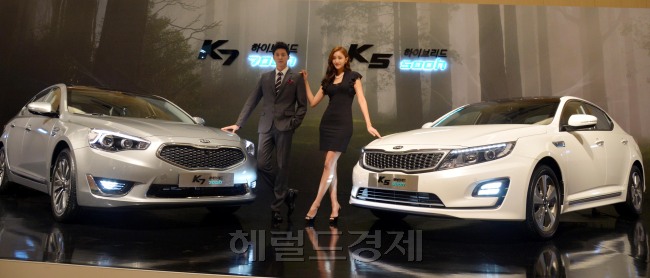 기아자동차는 16일 서울 양재동 더케이 서울호텔에서  K7, K5 보도발표회를 가고 본격 출시했다. 700h로 명명된 K7하이브리드는 16.0km/l 의 연비, 최고 출력 159마력, 최대토크 21,0kg.m의 전용 센타 II 2.4MPI 엔진과 35kw의 전기모터를 장착했다. 가격은  럭셔리 3,440만원 프레스티지 3,595만원이다. 500h로 명명된 K5 하이브리는 16.8km/l 의 연비, 최고출력 150마력, 최대토크 18.3kg.m의 하이브리드 전용누우 2.0MPI엔진과 35kw의 전기모터를 장착했다. 가격은 럭셔리 2,893만원, 프레스티지 3,025만원, 노블레스 3,210만원이다.<br />김명섭 기자 msiron@heraldcorp.com
기아자동차는 16일 서울 양재동 더케이 서울호텔에서  K7, K5 보도발표회를 가고 본격 출시했다. 700h로 명명된 K7하이브리드는 16.0km/l 의 연비, 최고 출력 159마력, 최대토크 21,0kg.m의 전용 센타 II 2.4MPI 엔진과 35kw의 전기모터를 장착했다. 가격은  럭셔리 3,440만원 프레스티지 3,595만원이다. 500h로 명명된 K5 하이브리는 16.8km/l 의 연비, 최고출력 150마력, 최대토크 18.3kg.m의 하이브리드 전용누우 2.0MPI엔진과 35kw의 전기모터를 장착했다. 가격은 럭셔리 2,893만원, 프레스티지 3,025만원, 노블레스 3,210만원이다.
김명섭 기자 msiron@heraldcorp.com