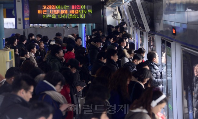 8일째 철도파업이 이어지고 있는 16일 오전 서울 구로구 신도림역을 이용하는 시민들이 한파의 날씨에 전철을 기다리고 있다. 철도파업으로 인해 수도권 전철이 평소의 92% 수준으로 하루 178편이 줄어든다. 박해묵 기자/mook@heraldcorp.com
철도파업 8일째인 16일 오전 서울 구로구 신도림역을 이용하는 시민들이 한파 속에 전철을 기다리고 있다. 이날부터 철도파업이 수도권 전철에도 영향을 미치면서 운행률이 94.7%로 줄어들었으며, 17일부터는 KTX도 감축 운행에 들어간다.  박해묵 기자/mook@heraldcorp.com