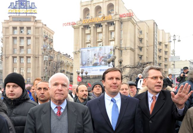U.S. Senator John McCain (second from left), U.S. Senator Chris Murphy (second from right) and U.S. ambassador in Ukraine Geoffrey R. Pyatt walk to Independence Square in Kiev during a mass opposition rally on Sunday.   AFP-Yonhap News