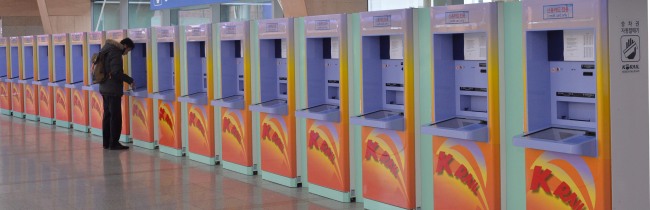 A man uses an automated ticketing machine at Seoul Station on Monday amid an ongoing rail strike.   Lee Sang-sub/The Korea Herald