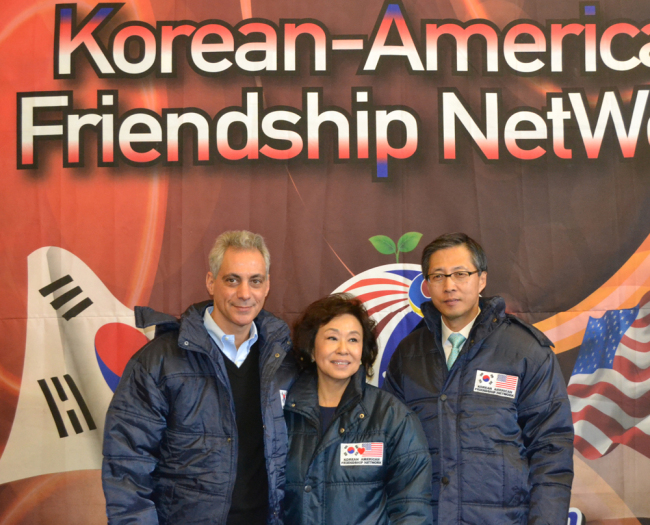 The Korean American Friendship Network donated winter coats to those in need in the Back of the Yards neighborhood in Chicago on Sunday. From left are Chicago Mayor Rahm Emanuel, Ann S. Jhin, who sponsors the network, and Korean consul-general Kim Sang-il.   Yonhap News