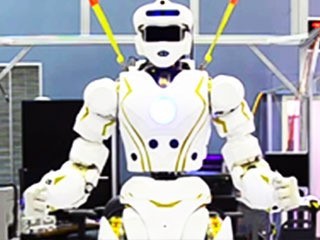 미국 항공우주국 나사(NASA)이 인간과 비슷한 슈퍼히어로 로봇을 공개해 화제다.
최근 나사는 인간의 형상에 가장 근접한 로봇을 공개해 이목을 끌었다. 북유럽 신화의 주신 ‘오딘’을 섬기는 여전사인 ‘발키리’ 이름을 딴 이 로봇은 화성 탐험을 돕기 위해 설계됐다.