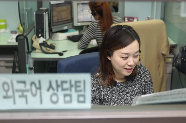 KB Kookmin Card said Monday that it has started to provide expat customers with counseling services in English and Chinese for a variety of financial transactions. Services in Japanese and Vietnamese are to be offered within the coming months.   KB Kookmin Card