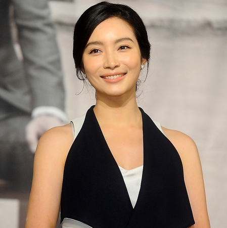 이민영(탤런트)
배우 이민영이 7년 만에 복귀한다.
