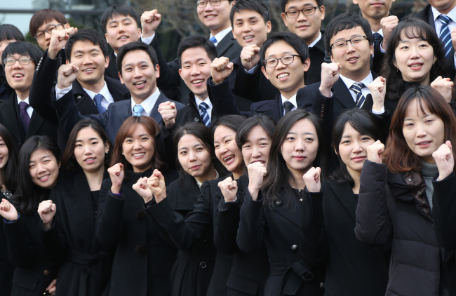 Diplomatic candidates selected through candidacy screenings for the first time pose in a ceremony to enter the Korea National Diplomatic Academy in Seoul on Monday.   Yonhap News