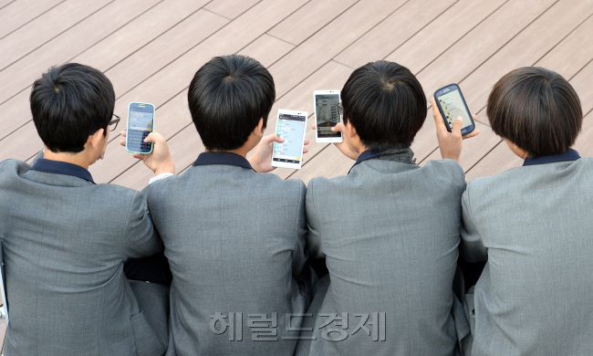 진해_청소년 사이버폭력 관련 스케치. 이 사진은 특정사건과 관계가 없으며 기사의 이해를 돕기 위해 연출된 사진임을 밝혀 둡니다./ 안훈 기자 rosedale@ 2013.12.13
진해_청소년 사이버폭력 관련 스케치. 이 사진은 특정사건과 관계가 없으며 기사의 이해를 돕기 위해 연출된 사진임을 밝혀 둡니다./ 안훈 기자 rosedale@ 2013.12.13