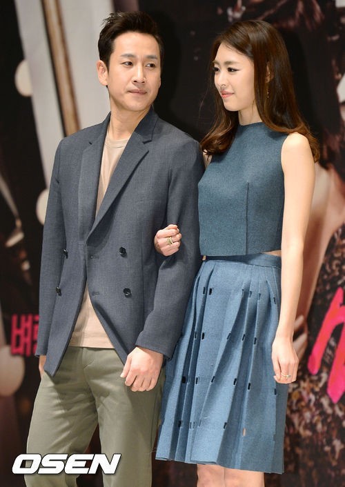 이선균(좌부터/영화배우/탤런트),이연희(탤런트/영화배우)
배우 이선균(38)이 이연희(25)의 미모를 극찬했다.