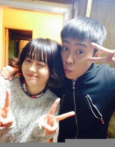 고아라(좌부터/탤런트/영화배우),은지원(가수/클로버)
케이블채널 tvN 드라마 ‘응답하라 1994’에 출연한 고아라와 은지원의 인증 사진이 공개됐다.