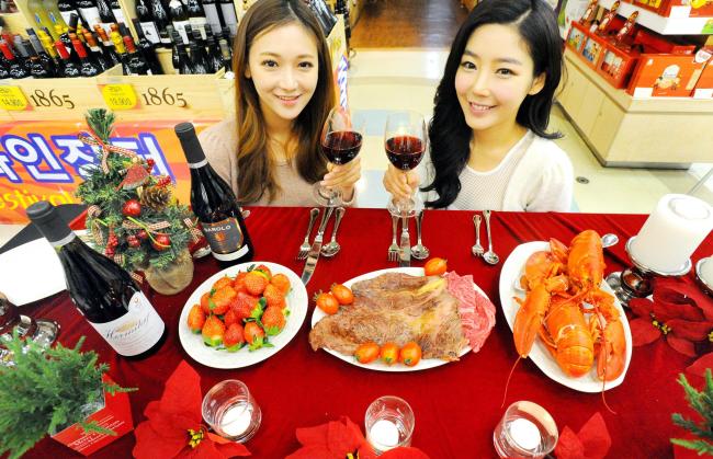 홈플러스는 크리스마스 홈파티에 어울리는 붉은 색 계열의 먹거리를 오는 19일부터 연말까지 최대 50% 할인 판매한다. [사진제공=홈플러스]