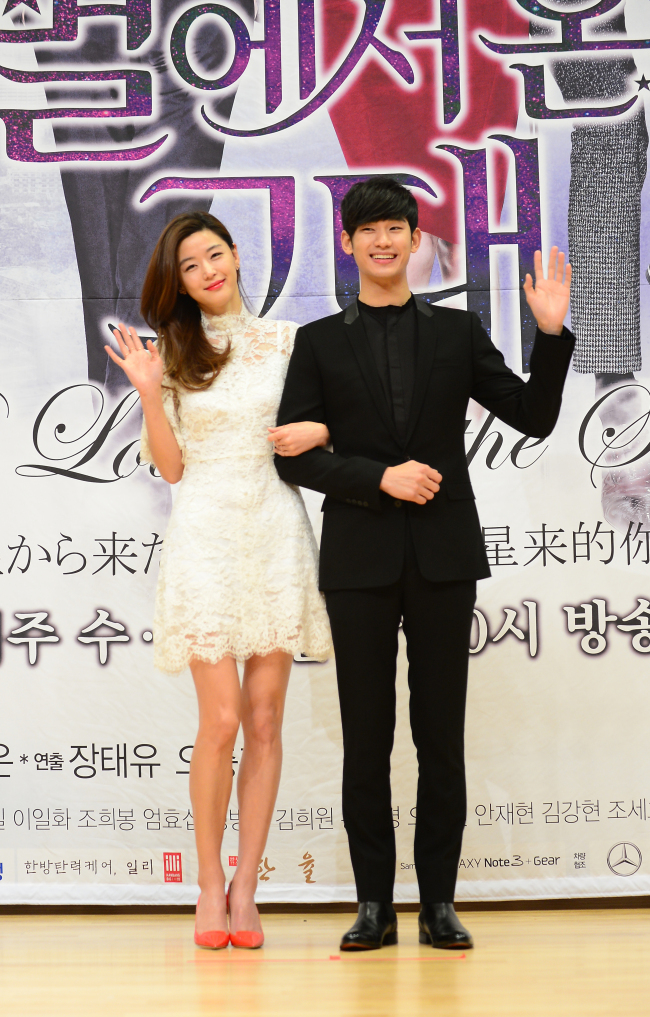 전지현(좌부터/왕지현/영화배우),김수현(탤런트/영화배우)
전지현과 김수현이 다시 만났다.