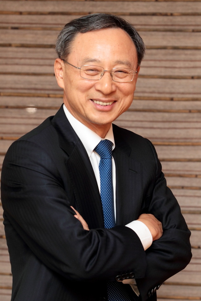 황창규(교수/전기업인/성균관대학교석좌교수)
“어려운 시기 막중한 업무를 맡게 돼 무거운 책임감을 느낍니다”, “KT 경영을 정상화하는 데에 최선을 다하겠습니다.”