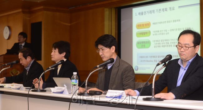 기획재정부가 17일 오전 서울 명동 은행회관에서 기재부, 산업계 대표,시민단체 대표등이 참석한 가운데 <배출권 거래제 기본계획안>에 대한 공청회를 가지고 있다. 박해묵 기자/mook@heraldcorp.com
배출권거래제 기본계획 이달말 확정