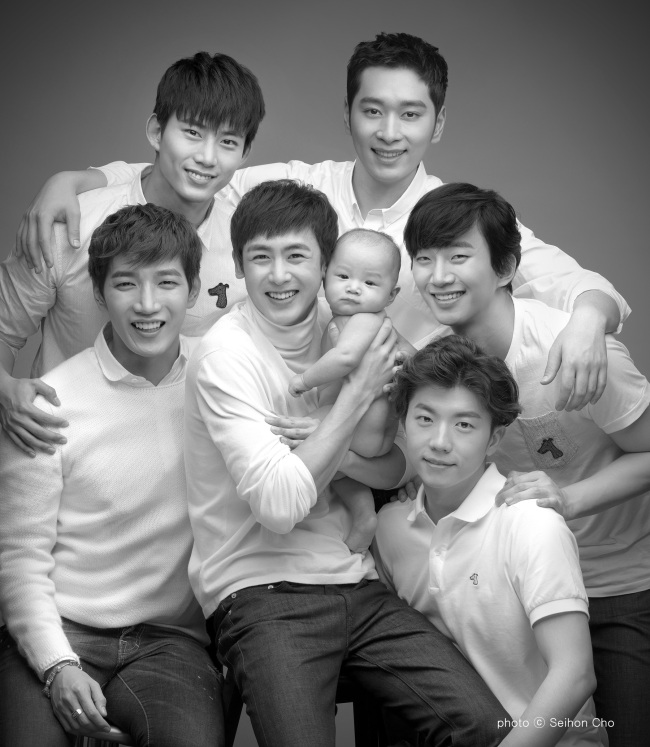 Members of 2PM pose with baby Hyeong-gyu for photographer Cho Sei-hon’s “Letter from Angels” exhibition.   Social Welfare Society