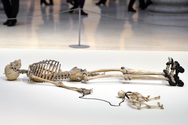This picture shows a piece by Gino de Dominicis called “Time, Error, Space” (1969) portraying the skeleton of a man on rollerblades and his dog as part of the exhibition “Anni 70 Arte a Roma (’70s Art in Rome)” during a press preview at the Palazzo delle Esposizioni on Monday in Rome.    AFP-Yonhap News