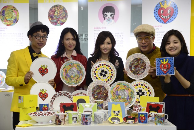 A group of young artists collaborated with Hankook Chinaware on a set of ceramics called “YAP,” which they unveiled at the company’s shop in western Seoul on Tuesday.
Park Hae-mook/The Korea Herald